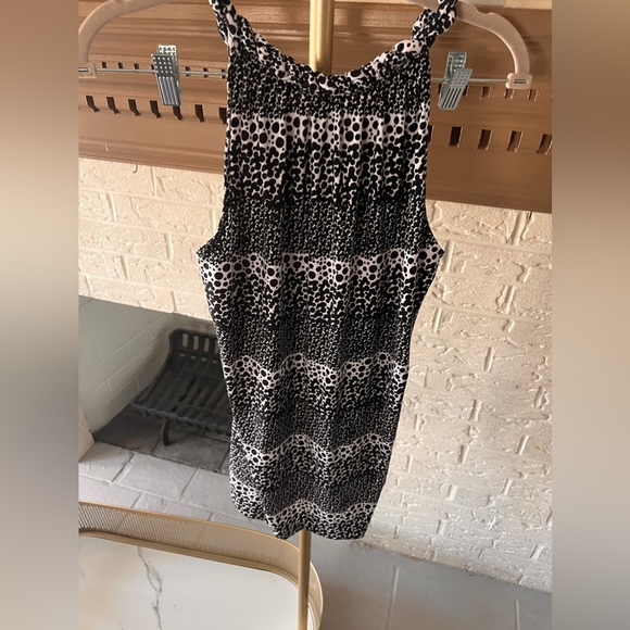 Flowing Halter Top With Cool Dot Design - Picture 3 of 4